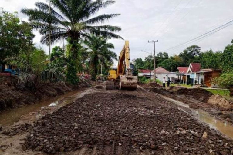 Masyarakat Kabupaten Musi Banyuasin (Muba) dan pengguna jalan, menyambut gembira dimulainya proses perbaikan Jalan Provinsi yang menghubungkan Sekayu dengan Kabupaten Penukal Abab Lematang Ilir. (BEKISARMEDIA.ID/APRIZAL)