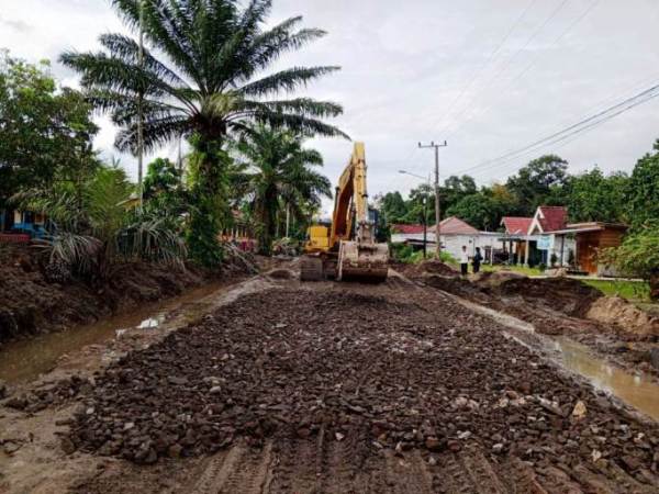 Masyarakat Kabupaten Musi Banyuasin (Muba) dan pengguna jalan, menyambut gembira dimulainya proses perbaikan Jalan Provinsi yang menghubungkan Sekayu dengan Kabupaten Penukal Abab Lematang Ilir. (BEKISARMEDIA.ID/APRIZAL)