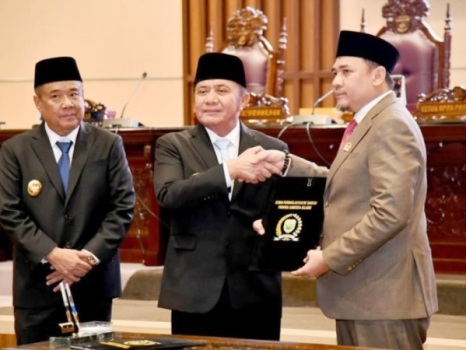 Gubernur Sumatera Selatan, Herman Deru, didampingi Wakil Gubernur Sumatera Selatan, Cik Ujang, bersama Ketua Dewan Perwakilan Rakyat Daerah Sumatera Selatan, Andie Dinialdie, pada Sidang Paripurna dengan Agenda Laporan Keterangan Pertanggungjawaban Tahun Anggaran 2024, hari Senin, tanggal 23 Maret 2025. (BEKISARMEDIA.ID/SIKUMBANG)