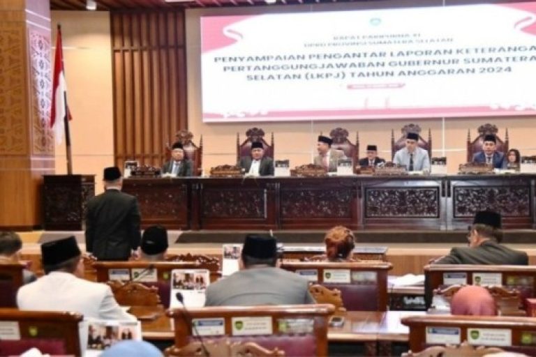 Gubernur Sumatera Selatan, Herman Deru, didampingi Wakil Gubernur Sumatera Selatan, Cik Ujang, bersama Ketua Dewan Perwakilan Rakyat Daerah Sumatera Selatan, Andie Dinialdie, pada Sidang Paripurna dengan Agenda Laporan Keterangan Pertanggungjawaban Tahun Anggaran 2024, hari Senin, tanggal 23 Maret 2025. (BEKISARMEDIA.ID/SIKUMBANG)