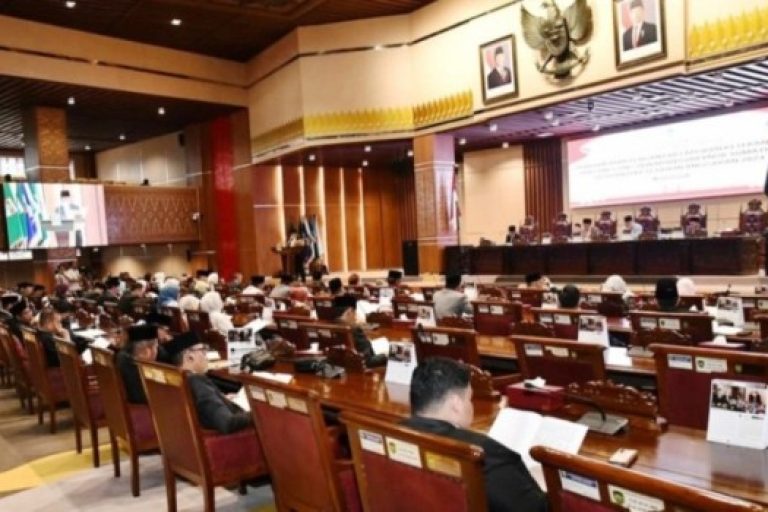 Gubernur Sumatera Selatan, Herman Deru, didampingi Wakil Gubernur Sumatera Selatan, Cik Ujang, bersama Ketua Dewan Perwakilan Rakyat Daerah Sumatera Selatan, Andie Dinialdie, pada Sidang Paripurna dengan Agenda Laporan Keterangan Pertanggungjawaban Tahun Anggaran 2024, hari Senin, tanggal 23 Maret 2025. (BEKISARMEDIA.ID/SIKUMBANG)