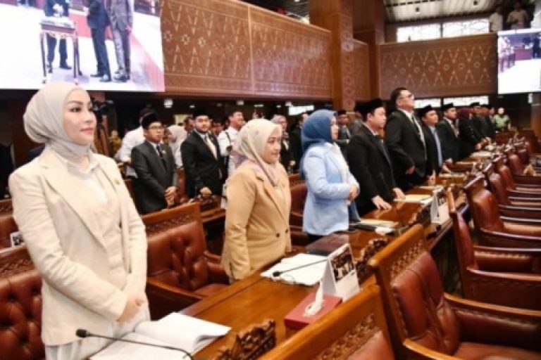 Gubernur Sumatera Selatan, Herman Deru, didampingi Wakil Gubernur Sumatera Selatan, Cik Ujang, bersama Ketua Dewan Perwakilan Rakyat Daerah Sumatera Selatan, Andie Dinialdie, pada Sidang Paripurna dengan Agenda Laporan Keterangan Pertanggungjawaban Tahun Anggaran 2024, hari Senin, tanggal 23 Maret 2025. (BEKISARMEDIA.ID/SIKUMBANG)