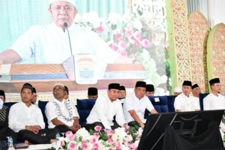 Ketua Dewan Perwakilan Rakyat Daerah (DPRD) Provinsi Sumatera Selatan (Sumsel), Andie Dinialdie, menghadiri acara silaturahmi dan safari Ramadhan tahun 2025 yang diselenggarakan oleh Wali Kota Palembang, pada hari Sabtu, tanggal 15 Maret 2025. (BEKISARMEDIA.ID/SIKUMBANG)