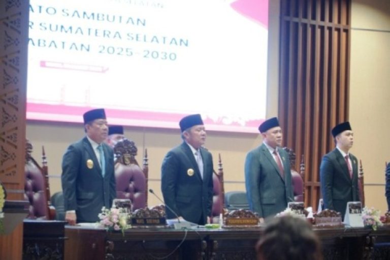 Ketua Dewan Perwakilan Rakyat Daerah (DPRD) Provinsi Sumatera Selatan (Sumsel), Andie Dinialdie, memimpin langsung rapat Paripurna IX (9) dengan agenda Pidato Sambutan Gubernur Sumsel Masa Jabatan 2025-2030. Rapat tersebut digelar pada hari Senin, tanggal 3 Maret 2025 di Ruang Rapat Paripurna DPRD Sumsel, yang beralamat di Jalan POM IX, Kota Palembang. (BEKISARMEDIA.ID/SIKUMBANG)