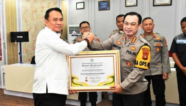 Ketua Dewan Perwakilan Rakyat Daerah (DPRD) Provinsi Sumatera Selatan (Sumsel), Andie Dinialdie, menyerahkan piagam penghargaan kepada Kapolrestabes dan Kasat Narkoba Polrestabes Palembang serta jajarannya, pada hari Rabu, tanggal 26 Maret 2025. (BEKISARMEDIA.ID/SIKUMBANG)