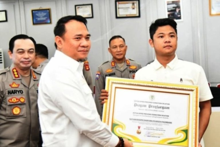 Ketua Dewan Perwakilan Rakyat Daerah (DPRD) Provinsi Sumatera Selatan (Sumsel), Andie Denaldie, menyerahkan piagam penghargaan kepada Kapolrestabes dan Kasat Narkoba Polrestabes Palembang serta jajarannya, pada hari Rabu, tanggal 26 Maret 2025. (BEKISARMEDIA.ID/SIKUMBANG)