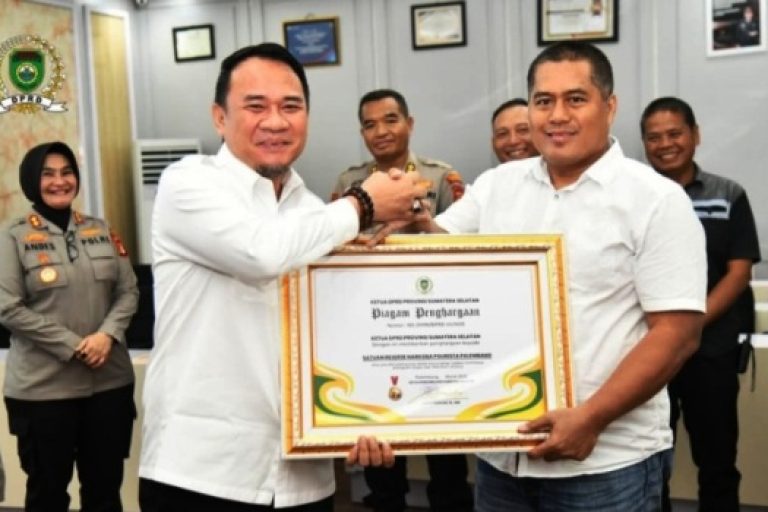 Ketua Dewan Perwakilan Rakyat Daerah (DPRD) Provinsi Sumatera Selatan (Sumsel), Andie Denaldie, menyerahkan piagam penghargaan kepada Kapolrestabes dan Kasat Narkoba Polrestabes Palembang serta jajarannya, pada hari Rabu, tanggal 26 Maret 2025. (BEKISARMEDIA.ID/SIKUMBANG)