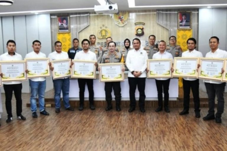 Ketua Dewan Perwakilan Rakyat Daerah (DPRD) Provinsi Sumatera Selatan (Sumsel), Andie Denaldie, menyerahkan piagam penghargaan kepada Kapolrestabes dan Kasat Narkoba Polrestabes Palembang serta jajarannya, pada hari Rabu, tanggal 26 Maret 2025. (BEKISARMEDIA.ID/SIKUMBANG)