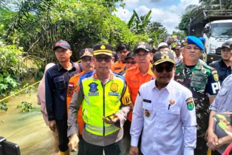 Wakil Bupati (Wabup) Kabupaten Musi Banyuasin (Muba), Rohman, menunjukkan kepedulian nyata dengan turun langsung mengunjungi warga terdampak banjir di Desa Peninggalan, Kecamatan Tungkal Jaya, pada hari Kamis, tanggal 10 April 2025. (BEKISARMEDIA/SIKUMBANG)