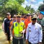 Wakil Bupati (Wabup) Kabupaten Musi Banyuasin (Muba), Rohman, menunjukkan kepedulian nyata dengan turun langsung mengunjungi warga terdampak banjir di Desa Peninggalan, Kecamatan Tungkal Jaya, pada hari Kamis, tanggal 10 April 2025. (BEKISARMEDIA/SIKUMBANG)