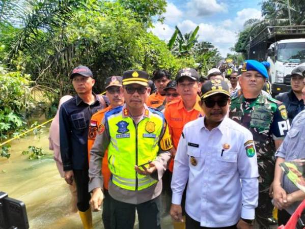 Wakil Bupati (Wabup) Kabupaten Musi Banyuasin (Muba), Rohman, menunjukkan kepedulian nyata dengan turun langsung mengunjungi warga terdampak banjir di Desa Peninggalan, Kecamatan Tungkal Jaya, pada hari Kamis, tanggal 10 April 2025. (BEKISARMEDIA/SIKUMBANG)