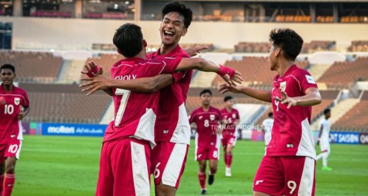 Pemain Tim Nasional Sepak Bola Indonesia merayakan keberhasilan menciptakan gol pada Piala Asia U-17 tahun 2025 yang digelar di Arab Saudi. (BEKISARMEDIA/PSSI.ORG)