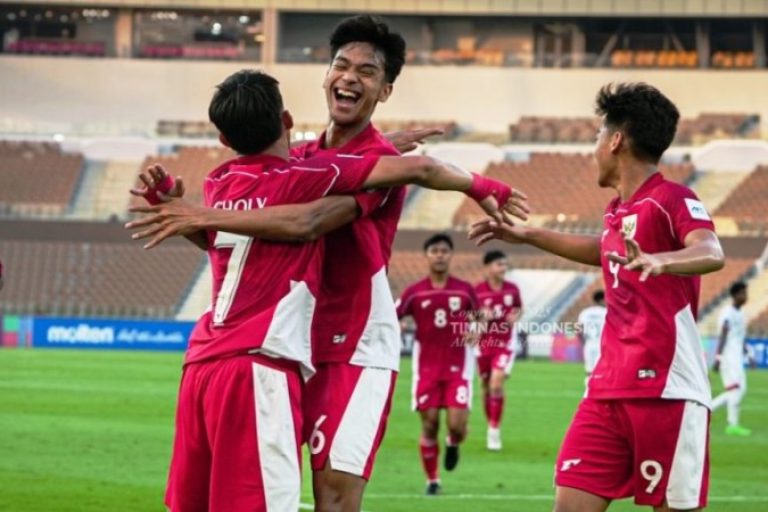 Pemain Tim Nasional Sepak Bola Indonesia merayakan keberhasilan menciptakan gol pada Piala Asia U-17 tahun 2025 yang digelar di Arab Saudi. (BEKISARMEDIA/PSSI.ORG)