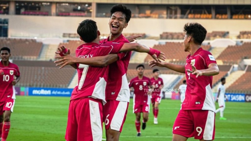 Pemain Tim Nasional Sepak Bola Indonesia merayakan keberhasilan menciptakan gol pada Piala Asia U-17 tahun 2025 yang digelar di Arab Saudi. (BEKISARMEDIA/PSSI.ORG)