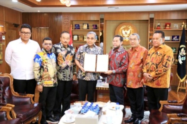 Wakil Ketua Dewan Perwakilan Daerah (DPD) Republik Indonesia, Yorrys Raweyai, sekaligus Ketua Forum MPR FOR PAPUA, bertemu dengan Ketua Majelis Permusyawaratan Rakyat (MPR) Republik Indonesia, Ahmad Muzani. (BEKISARMEDIA.ID/SIKUMBANG)
