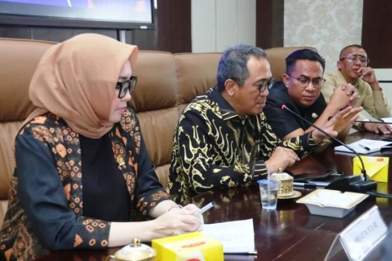 Anggota Komisi XI Dewan Perwakilan Rakyat (DPR) Republik Indonesia dari Fraksi Partai Demokrat, Wahyu Sanjaya, melakukan Kunjungan Kerja (Kunker) ke Kantor Dewan Perwakilan Rakyat Daerah (DPRD) Kota Prabumulih, pada hari Rabu, tangal 9 April 2025. (BEKISARMEDIA/SIKUMBANG)