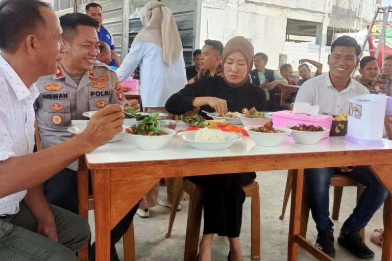 Wakil Bupati Kabupaten Lahat, Widia Ningsih, Wakapolres Lahat (Kompol Liswan Nurhapis) dan Kepala Desa Manggul (Hermansyah), mencicipi langsung cita rasa pindang Cek Tri yang berlokasi di depan pintu masuk Hotel Orchid Lahat, di Desa Manggul, Kecamatan Lahat, Kabupaten Lahat, hari Jum'at, tanggal 25 April 2025. (BEKISARMEDIA.ID/RASTI)