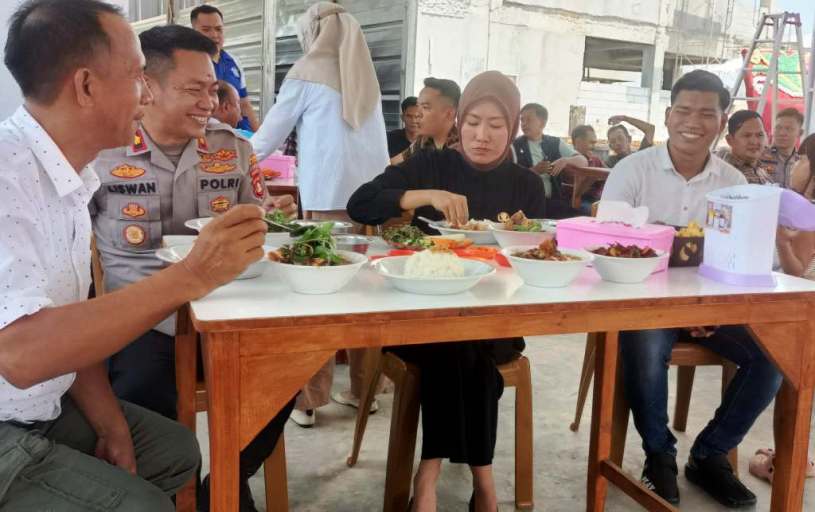 Wakil Bupati Kabupaten Lahat, Widia Ningsih, Wakapolres Lahat (Kompol Liswan Nurhapis) dan Kepala Desa Manggul (Hermansyah), mencicipi langsung cita rasa pindang Cek Tri yang berlokasi di depan pintu masuk Hotel Orchid Lahat, di Desa Manggul, Kecamatan Lahat, Kabupaten Lahat, hari Jum'at, tanggal 25 April 2025. (BEKISARMEDIA.ID/RASTI)