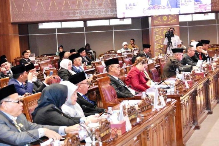 Dewan Perwakilan Rakyat Daerah (DPRD) Provinsi Sumatera Selatan (Sumsel) menggelar Sidang Paripurna XI dengan agenda penyampaian Laporan Hasil Pembahasan dan Penelitian Panitia Khusus (Pansus)-Pansus terhadap Laporan Keterangan Pertanggungjawaban (LKPJ) Gubernur Sumsel Tahun Anggaran 2024, bertempat di Ruang Sidang Paripurna DPRD Sumsel, pada hari Senin, tanggal 14 April 2025. (BEKISARMEDIA.ID/SIKUMBANG)