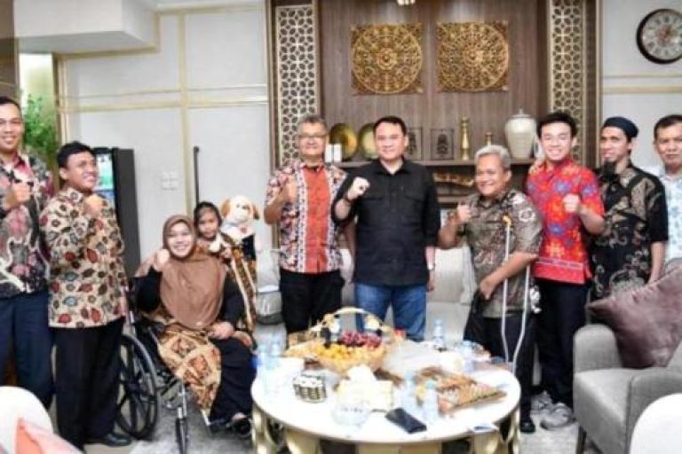 Ketua Dewan Perwakilan Rakyat Daerah (DPRD) Provinsi Sumatera Selatan (Sumsel), Andie Dinialdie, melakukan pertemuan dengan Yayasan Sharing Disability Indonesia, dalam rangka penyampaian usulan program dan masukan strategis, pada hari Sabtu, tanggal 19 April 2025. (BEKISARMEDIA.ID/SIKUMBANG)