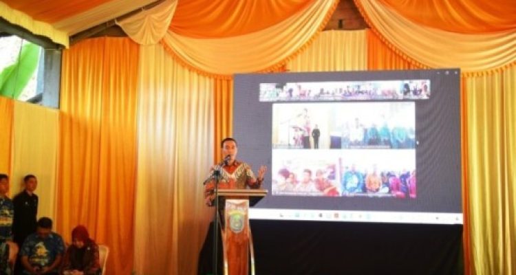 Bupati Ogan Komering Ilir, Muchendi Mahzareki, memimpin Musyawarah Desa Khusus di 327 desa secara virtual di Desa Lempuing Indah, Kecamatan Lempuing Jaya, pada hari Kamis, tanggal 15 Mei 2025. (BEKISARMEDIA.ID/SIKUMBANG)