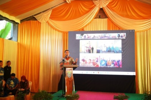 Bupati Ogan Komering Ilir, Muchendi Mahzareki, memimpin Musyawarah Desa Khusus di 327 desa secara virtual di Desa Lempuing Indah, Kecamatan Lempuing Jaya, pada hari Kamis, tanggal 15 Mei 2025. (BEKISARMEDIA.ID/SIKUMBANG)
