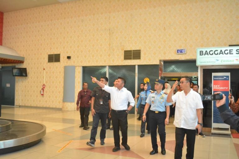 Gubernur Sumatera Selatan, Herman Deru, didampingi Komandan Pangkalan Udara (Lanud) Sri Mulyono Herlambang (SMH), Kolonel Pnb Zulfikri Arif Purba, meninjau beberapa persiapan yang dilakukan oleh PT Angkasa Pura Indonesia, terkait pembukaan rute penerbangan luar negeri, dari dan ke Palembang. (BEKISARMEDIA.ID/SIKUMBANG)
