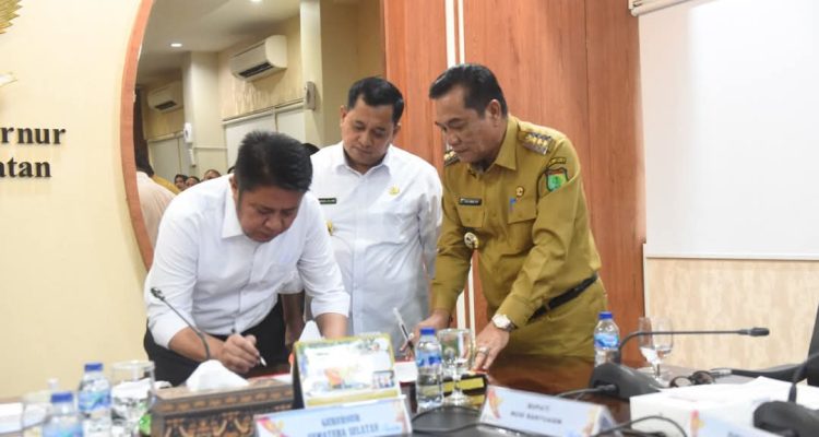 Gubernur Provinsi Sumatera Selatan (Sumsel), Herman Deru, melakukan pertemuan dengan Bupati Kabupaten Musi Banyuasin (Muba) dan Banyuasin, pada hari Senin, tanggal 5 Mei 2025. (BEKISARMEDIA.ID/SIKUMBANG)