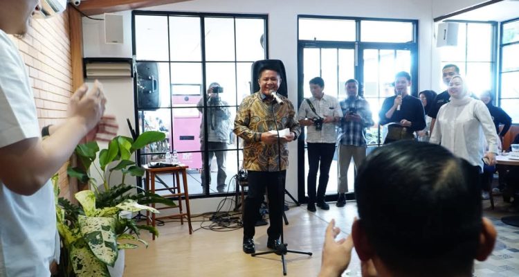 Gubernur Provinsi Sumatera Selatan (Sumsel), Herman Deru, menghadiri grand opening cabang baru Kedai Kopi Rumah Loer yang berlokasi di Jalan Kapten A. Rivai, Palembang, pada hari Sabtu, tanggal 10 Mei 2025. (BEKISARMEDIA.ID/SIKUMBANG)