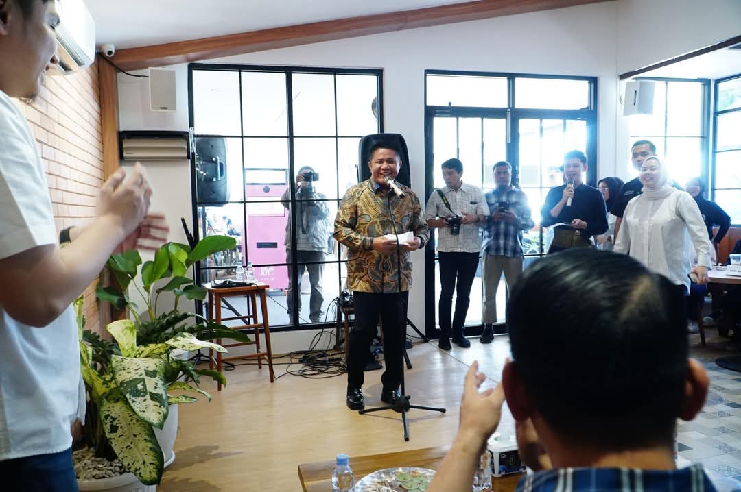 Gubernur Provinsi Sumatera Selatan (Sumsel), Herman Deru, menghadiri grand opening cabang baru Kedai Kopi Rumah Loer yang berlokasi di Jalan Kapten A. Rivai, Palembang, pada hari Sabtu, tanggal 10 Mei 2025. (BEKISARMEDIA.ID/SIKUMBANG)