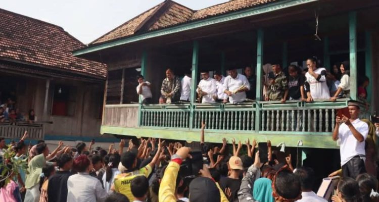 Warga Desa Kertayu, Kecamatan Sungai Keruh, Kabupaten Musi Banyuasin (Muba), kembali menggelar tradisi tahunan sedekah rami, atau yang lebih dikenal dengan nama sedekah lemang, sebagai bentuk syukur atas hasil panen dan penghormatan kepada leluhur, khususnya Puyang Burung Jauh. (BEKISARMEDIA.ID/SIKUMBANG)