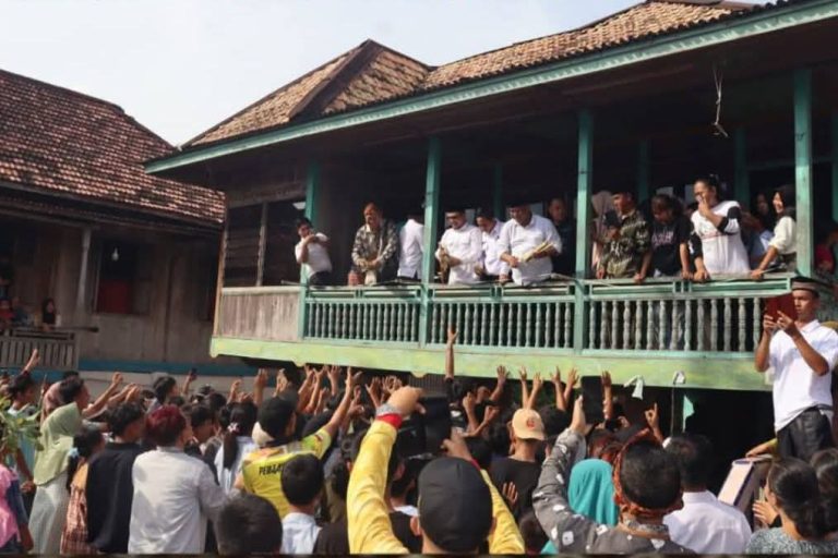 Warga Desa Kertayu, Kecamatan Sungai Keruh, Kabupaten Musi Banyuasin (Muba), kembali menggelar tradisi tahunan sedekah rami, atau yang lebih dikenal dengan nama sedekah lemang, sebagai bentuk syukur atas hasil panen dan penghormatan kepada leluhur, khususnya Puyang Burung Jauh. (BEKISARMEDIA.ID/SIKUMBANG)
