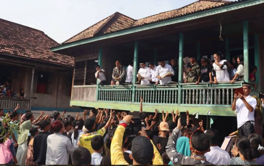 Warga Desa Kertayu, Kecamatan Sungai Keruh, Kabupaten Musi Banyuasin (Muba), kembali menggelar tradisi tahunan sedekah rami, atau yang lebih dikenal dengan nama sedekah lemang, sebagai bentuk syukur atas hasil panen dan penghormatan kepada leluhur, khususnya Puyang Burung Jauh. (BEKISARMEDIA.ID/SIKUMBANG)