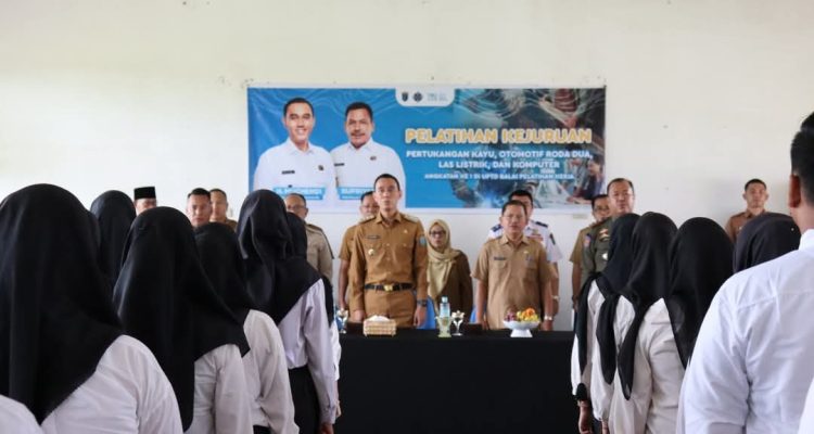 Bupati Kabupaten OKI, H. Muchendi, meresmikan Pelatihan Kejuruan Berbasis Kompetensi yang digelar oleh Pemerintah Kabupaten (Pemkab) Ogan Komering Ilir (OKI) melalui Dinas Tenaga Kerja dan Transmigrasi (BEKISARMEDIA.ID/SIKUMBANG)
