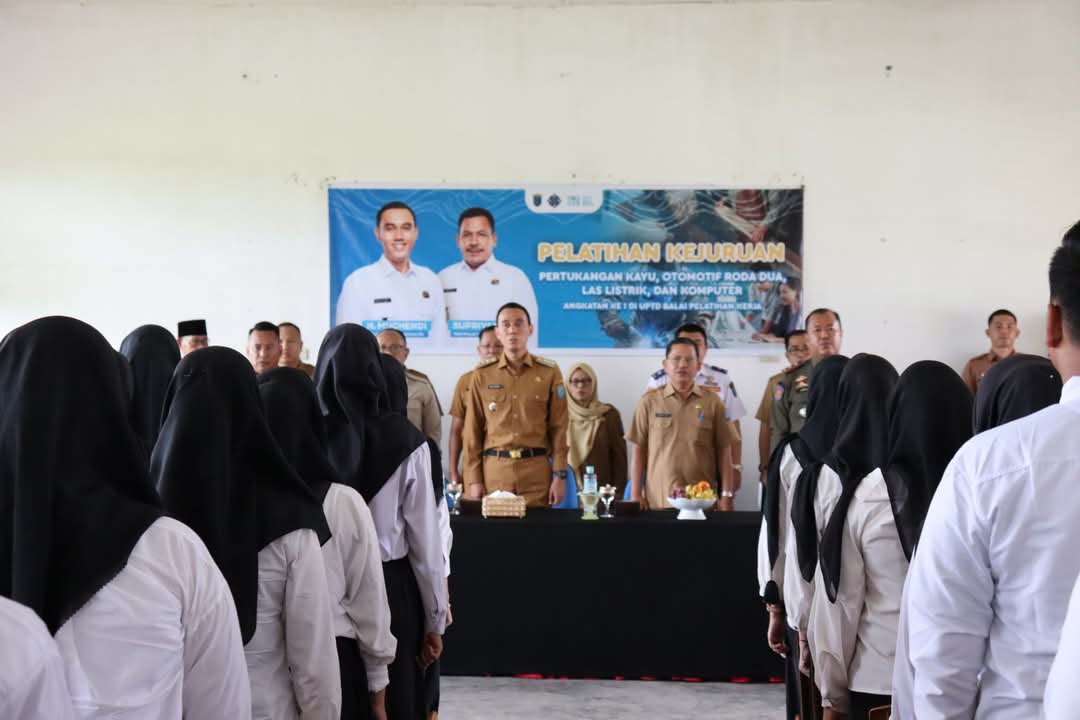 Bupati Kabupaten OKI, H. Muchendi, meresmikan Pelatihan Kejuruan Berbasis Kompetensi yang digelar oleh Pemerintah Kabupaten (Pemkab) Ogan Komering Ilir (OKI) melalui Dinas Tenaga Kerja dan Transmigrasi (BEKISARMEDIA.ID/SIKUMBANG)