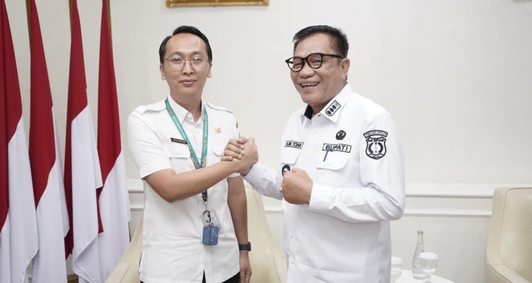 Iman Apriyadi, seorang perawat sekaligus Aparatur Sipil Negara (ASN) di RSUD Kecamatan Sungai Lilin, bersama Bupati Muba, M. Toha. (BEKISARMEDIA.ID/APRIZAL)