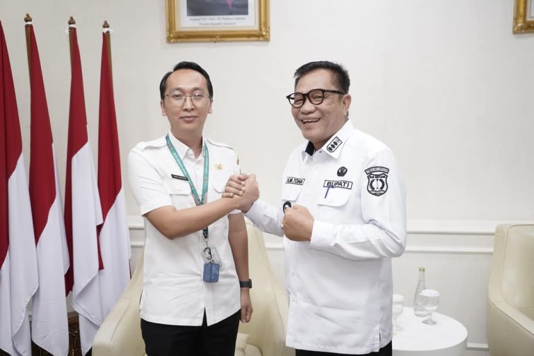 Iman Apriyadi, seorang perawat sekaligus Aparatur Sipil Negara (ASN) di RSUD Kecamatan Sungai Lilin, bersama Bupati Muba, M. Toha. (BEKISARMEDIA.ID/APRIZAL)