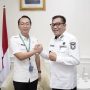 Iman Apriyadi, seorang perawat sekaligus Aparatur Sipil Negara (ASN) di RSUD Kecamatan Sungai Lilin, bersama Bupati Muba, M. Toha. (BEKISARMEDIA.ID/APRIZAL)