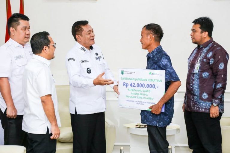Bupati Muba, M. Toha, bersama BPJS Ketenagakerjaan menyerahkan santunan Jaminan Kematian sebesar Rp42 juta kepada ahli waris pekerja rentan, Almarhumah Nurhasana. (BEKISARMEDIA.ID/SIKUMBANG)