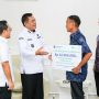 Bupati Muba, M. Toha, bersama BPJS Ketenagakerjaan menyerahkan santunan Jaminan Kematian sebesar Rp42 juta kepada ahli waris pekerja rentan, Almarhumah Nurhasana. (BEKISARMEDIA.ID/SIKUMBANG)
