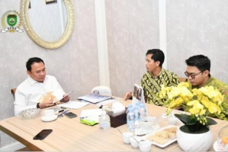 Ketua Dewan Perwakilan Rakyat Daerah (DPRD) Sumatera Selatan (Sumsel), Andie Dinialdie, menerima audiensi dari Pengurus Pusat Kesatuan Aksi Mahasiswa Muslim Indonesia (KAMMI) dalam rangka persiapan Rapat Koordinasi Nasional (Rakornas) 1, pada hari Selasa, tanggal 8 April 2025. (BEKISARMEDIA.ID/SIKUMBANG)