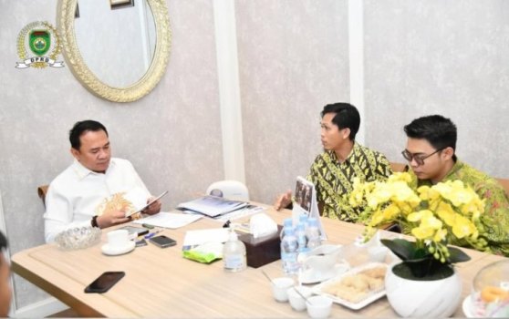 Ketua Dewan Perwakilan Rakyat Daerah (DPRD) Sumatera Selatan (Sumsel), Andie Dinialdie, menerima audiensi dari Pengurus Pusat Kesatuan Aksi Mahasiswa Muslim Indonesia (KAMMI) dalam rangka persiapan Rapat Koordinasi Nasional (Rakornas) 1, pada hari Selasa, tanggal 8 April 2025. (BEKISARMEDIA.ID/SIKUMBANG)