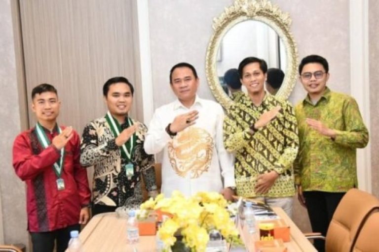 Ketua Dewan Perwakilan Rakyat Daerah (DPRD) Sumatera Selatan (Sumsel), Andie Dinialdie, menerima audiensi dari Pengurus Pusat Kesatuan Aksi Mahasiswa Muslim Indonesia (KAMMI) dalam rangka persiapan Rapat Koordinasi Nasional (Rakornas) 1, pada hari Selasa, tanggal 8 April 2025. (BEKISARMEDIA.ID/SIKUMBANG)