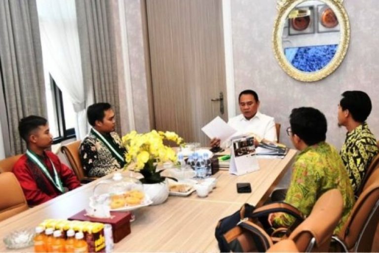 Ketua Dewan Perwakilan Rakyat Daerah (DPRD) Sumatera Selatan (Sumsel), Andie Dinialdie, menerima audiensi dari Pengurus Pusat Kesatuan Aksi Mahasiswa Muslim Indonesia (KAMMI) dalam rangka persiapan Rapat Koordinasi Nasional (Rakornas) 1, pada hari Selasa, tanggal 8 April 2025. (BEKISARMEDIA.ID/SIKUMBANG)