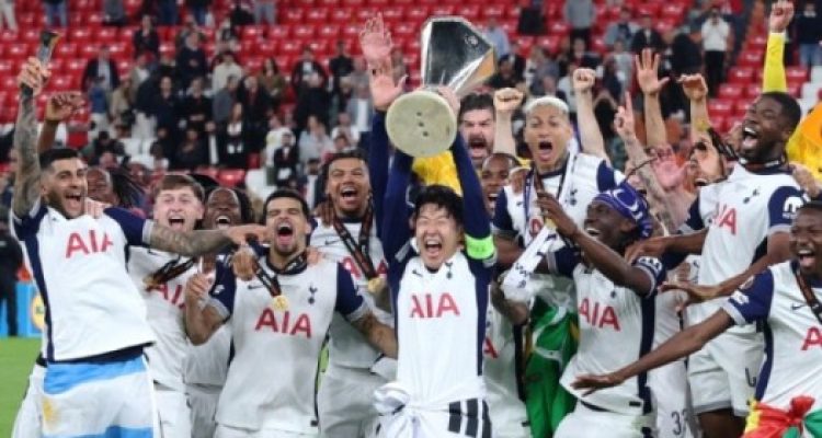 Pemain Tottenham Hotspur melakukan selebrasi, karena berhasil menjadi juara Liga Europa musim 2024/2025 setelah mengalahkan Manchester United dengan skor tipis 1-0 di Partai Final yang berlangsung di Stadion San Mamés, Bilbao, pada Kamis dini hari, tanggal 22 Mei 2025. (foto : x.com/Pemain Tottenham Hotspur melakukan selebrasi, karena berhasil menjadi juara Liga Europa musim 2024/2025 setelah mengalahkan Manchester United dengan skor tipis 1-0 di Partai Final yang berlangsung di Stadion San Mamés, Bilbao, pada Kamis dini hari, tanggal 22 Mei 2025. (foto : x.com/spursofficial)