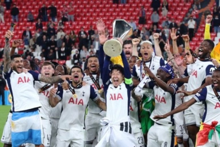 Pemain Tottenham Hotspur melakukan selebrasi, karena berhasil menjadi juara Liga Europa musim 2024/2025 setelah mengalahkan Manchester United dengan skor tipis 1-0 di Partai Final yang berlangsung di Stadion San Mamés, Bilbao, pada Kamis dini hari, tanggal 22 Mei 2025. (foto : x.com/Pemain Tottenham Hotspur melakukan selebrasi, karena berhasil menjadi juara Liga Europa musim 2024/2025 setelah mengalahkan Manchester United dengan skor tipis 1-0 di Partai Final yang berlangsung di Stadion San Mamés, Bilbao, pada Kamis dini hari, tanggal 22 Mei 2025. (foto : x.com/spursofficial)