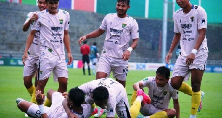 Pemain Persikas Subang melakukan selebrasi usai menciptakan gol pada pertandingan di Liga 2 Indonesia musim 2024/2025. (foto : instagram Persikas Subang)