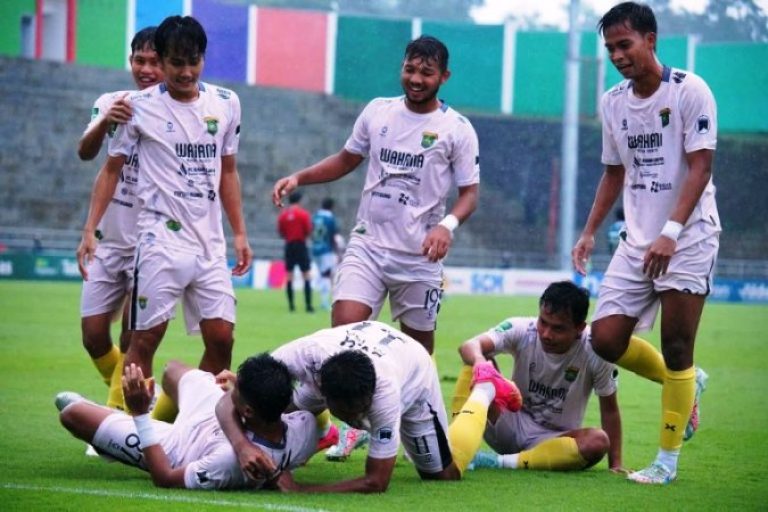 Pemain Persikas Subang melakukan selebrasi usai menciptakan gol pada pertandingan di Liga 2 Indonesia musim 2024/2025. (foto : instagram Persikas Subang)