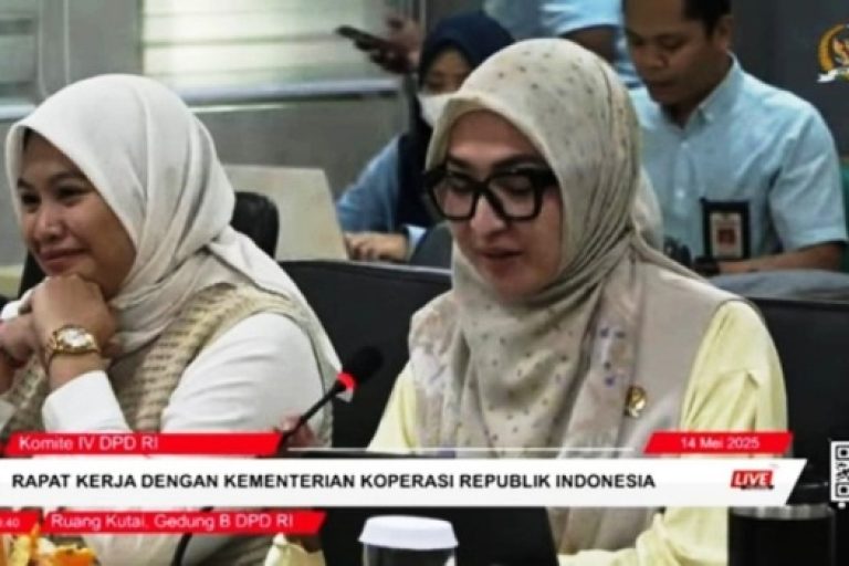 Anggota Dewan Perwakilan Daerah (DPD) Republik Indonesia dari Daerah Pemilihan (Dapil) Sumatera Selatan (Sumsel), Amaliah Sobli, saat Rapat Kerja bersama Menteri Koperasi (Menkop) Republik Indonesia, Budi Arie Setiadi, dan Wakil Menteri Koperasi, Ferry Juliantono, terkait pembahasan Program Strategis Koperasi Merah Putih, hari Rabu, tanggal 14 Mei 2025. (BEKISARMEDIA.ID/SIKUMBANG)