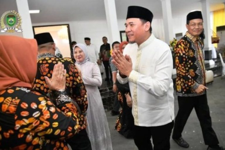 Ketua Dewan Perwakilan Rakyat Daerah (DPRD) Provinsi Sumatera Selatan, Andie Dinialdie, didampingi istri, menggelar acara halal bi halal pada hari Selasa, tanggal 01 April 2025, di rumah dinas Ketua DPRD Sumsel. (BEKISARMEDIA.ID/SIKUMBANG)